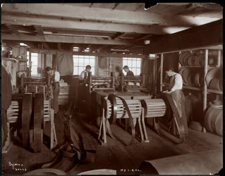 Innenansicht von Männern, die mit Leder arbeiten, bei der New York Leather Belting Co., New York, 1905